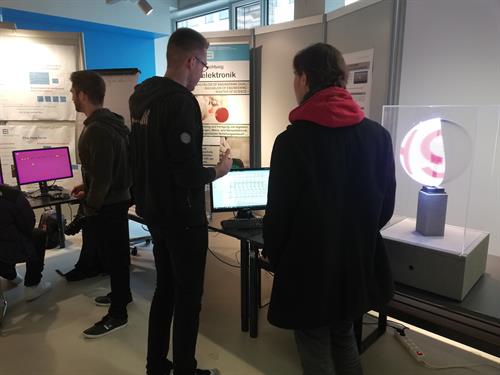 Informationen zum Studium erhielten die zahlreichen Besucherinnen und Besucher an vielen Ständen aus erster Hand der Lehrenden und Studierenden, zum Beispiel auch an den Fachbereichen Elektro- und Informationstechnik und Maschinenbau und Verfahrenstechnik.